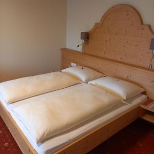 Zimmer mit Kingsize-Bett